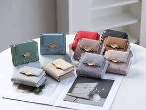 Collection de portefeuilles à trois volets en neuf couleurs avec imprimés et fermoir feuille