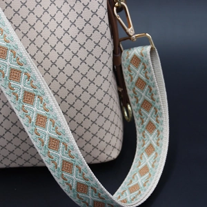 Borsa a tracolla beige con stampa X geometrica e tracolla larga in tessuto etnico