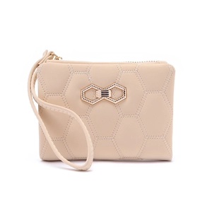 Détail du portefeuille en PU beige avec motif matelassé hexagonal et boucle dorée géométrique