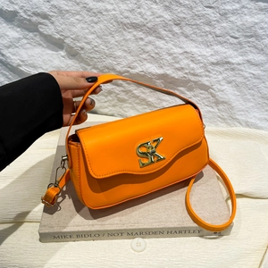 Mode Damen PU Leder Umhängetasche Kleine Quadratische Unterarmtasche Goldene Metall Buchstaben Deko Schulterhandtasche Vielseitig