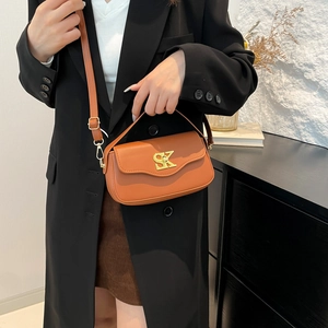 Modische camelbraune Schultertasche mit goldenem SK-Logo und gewellter Klappe
