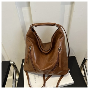 Dettaglio della borsa tote in pelle PU marrone con doppia cerniera e trama lucida