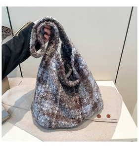 Vue détaillée du grand sac cabas en polaire peluche avec texture marbrée bleue et brune