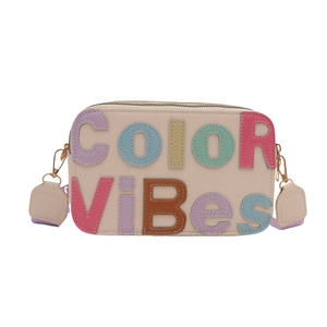 Borsa a tracolla beige chic con patchwork di lettere COLOR VIBES colorate e vivaci