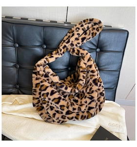 Dettaglio della borsa tote trendy in peluche leopardato con morbida pelliccia sintetica