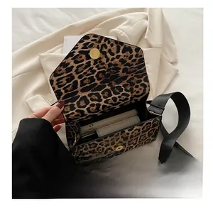 Vue intérieure du sac bandoulière léopard montrant la capacité pour téléphone et portefeuille