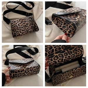 Gros plan du sac bandoulière léopard avec large sangle et détails dorés brillants