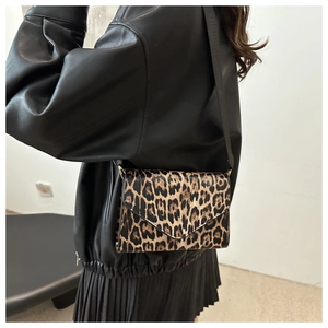 Sac bandoulière léopard avec rabat enveloppe porté par un mannequin en noir