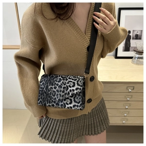 Sac bandoulière carré imprimé léopard argenté avec large sangle sur un mannequin femme