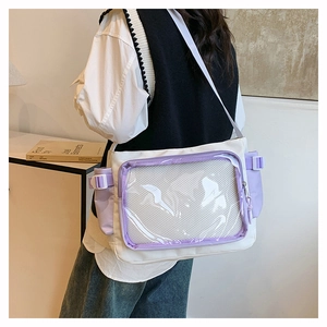 Weiße Ita-Tasche aus Segeltuch mit lila Rand und klarem PVC-Fenster für Anstecker