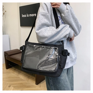 Detailansicht der schwarzen Ita-Bag aus Canvas mit großem klarem Fenster und Netzfach