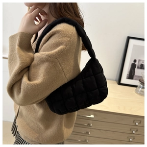 Sac hobo matelassé noir minimaliste avec design bouffant pour un porté épaule décontracté