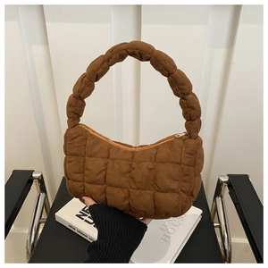Détail du sac hobo matelassé caramel avec une poignée torsadée à bulles unique