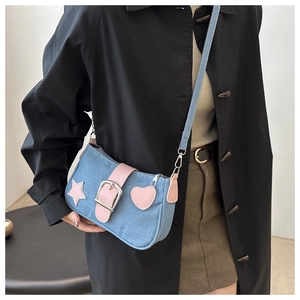 Borsa a spalla in denim da donna con motivo a stelle, ciondolo a cuore rosa e stelle applicate