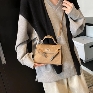 Elegante borsa a tracolla kaki testurizzata con chiusura argento e tracolla