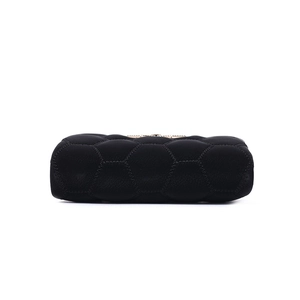 Vue détaillée du portefeuille en cuir PU noir matelassé avec surpiqûres losanges et zip métal