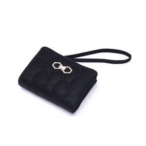 Détail du portefeuille en cuir PU noir matelassé avec boucle dorée et dragonne