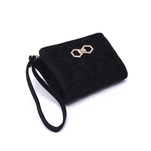 Gros plan du portefeuille noir en cuir PU avec surpiqûres hexagonales et boucle dorée
