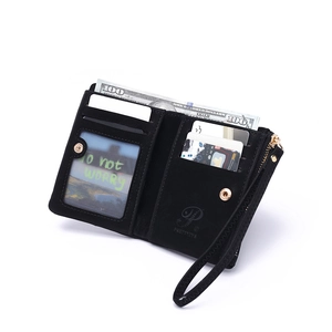 Vue détaillée de l'intérieur du portefeuille noir avec fentes pour cartes et zip