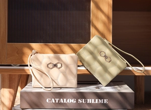 Détail de mini portefeuilles en cuir PU matelassé avec nœud doré et dragonne