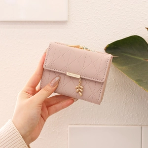 Cartera acolchada rosa para mujer de tres pliegues con colgante de hoja y cierre metálico