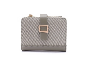 Detail van damesportemonnee met textieltextuur en Prettyzys gegraveerde metalen gesp