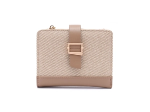 Detailopname van beige twill en kaki lederen damesportemonnee met metalen logogesp