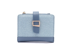 Detail van blauwe denim en PU-leren portemonnee met gouden metalen gesp en stiksels