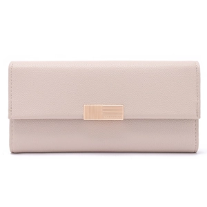 Detailaufnahme der Lychee-Struktur aus PU-Leder und Goldschnalle an der beigen Clutch