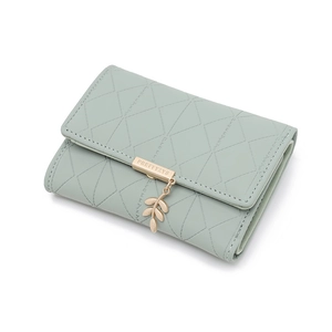 Portefeuille femme en similicuir matelassé vert menthe avec pendentif feuille dorée