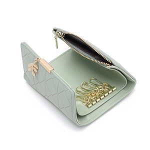 Vue détaillée du porte-clés en cuir PU vert menthe avec crochets et pendentif feuille