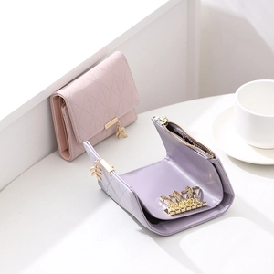 Étui à clés en cuir matelassé avec pendentif feuille et crochets en rose et violet