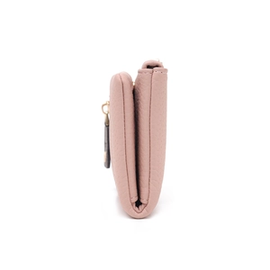 Detailweergave van de roze leer portemonnee met lychee-korrel en metalen ritssluiting