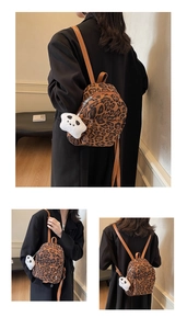 Vues détaillées du mini sac à dos imprimé léopard avec pendentif panda en peluche