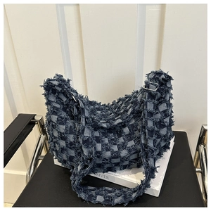Dettaglio borsa hobo in denim con motivo a scacchi sfilacciato e trama speciale