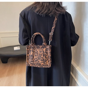 Détail du cabas léopard avec bandoulière réglable portée sur le dos d'un mannequin