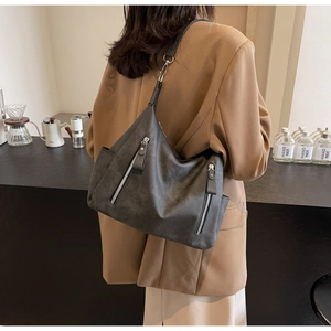 Détail du sac cabas gris foncé en daim avec deux fermetures éclair argentées