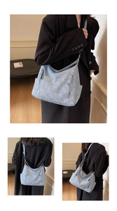 Détail du grand sac cabas bleu clair mat avec fermetures éclair verticales et bandoulière