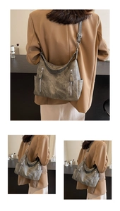 Détail du sac cabas gris vintage avec plusieurs poches et bandoulière réglable pratique