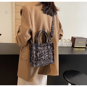 Sac cabas en toile à imprimé léopard avec une large bandoulière en tissu réglable