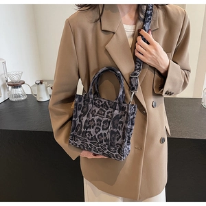 Sac cabas vintage à motif léopard avec bandoulière large réglable et poignées chic