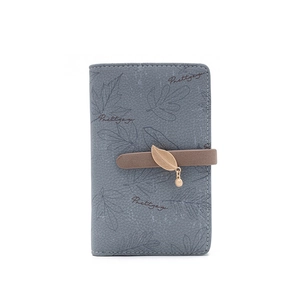 Détail du portefeuille en cuir PU bleu-gris avec pendentif feuille et motif floral
