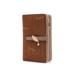 Détail d'un portefeuille marron avec boucle feuille et motif de logo discret