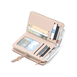 Vue détaillée du portefeuille beige avec fentes pour cartes et compartiment zippé