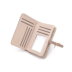 Détail du portefeuille femme avec fentes pour cartes et compartiment zippé à pendentif feuille