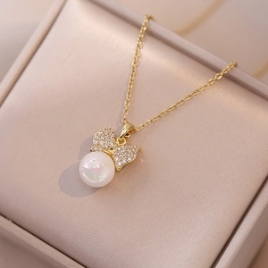 Élégant collier à nœud doré orné de zircons et d'un pendentif en opale blanche