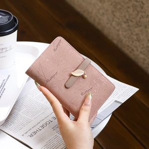 Portefeuille Femme en Cuir PU Longueur Moyenne Imprimé Feuille Mignon Pliable Avec Pendentif Feuille Métal Sac à Main Décontracté