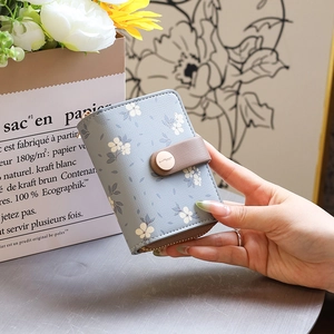 Nahaufnahme der floralen PU-Leder-Geldbörse mit braunem Verschluss und Gold-Reißverschluss