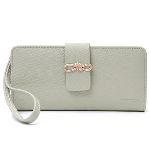 Detail der langen Damen-Brieftasche mit Litschi-Narbung, Schleifenschnalle und Armband