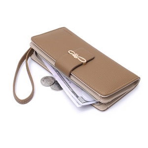 Lange khakifarbene Schleifen-Brieftasche aus Leder mit praktischer Handschlaufe